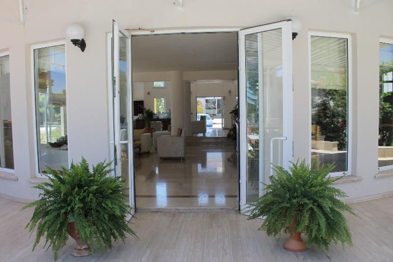 Agios Georgios  The Prince Inn Hotel & Villas מראה חיצוני תמונה